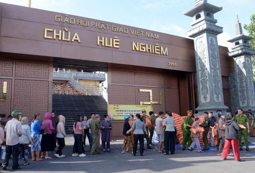Hoạt động trao quà tại chùa Huê Nghiêm vào ngày 27-8. Ảnh: BẢO TOÀN