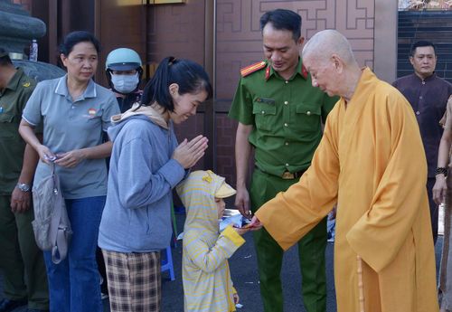 Đại lão hòa thượng Thích Trí Quảng, Đức Pháp chủ Giáo hội Phật giáo Việt Nam, trao quà đến người dân. Ảnh: BẢO TOÀN