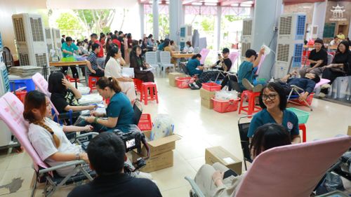 Đông đảo người dân, Phật tử tham gia hiến máu tại chùa Diệu Pháp