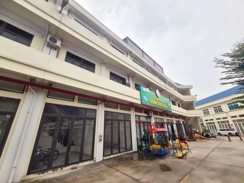 Hai ki-ốt chợ Châu Cầu đang được cho thuê để làm cơ sở giáo dục mầm non.