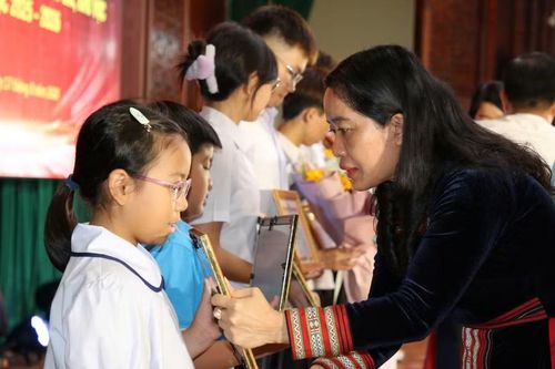 Giám đốc Sở GD&ĐT Lê Thị Thanh Xuân trao thưởng cho các học sinh. (Ảnh: Thế Hùng)