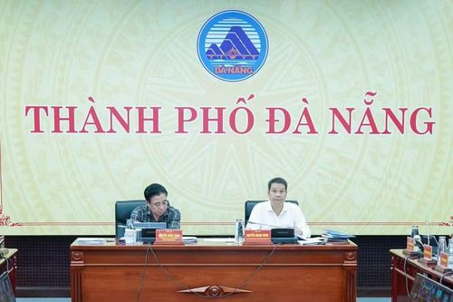Phó Bí thư thường trực Thành phố Đà Nẵng Nguyễn Khắc Toàn và Chủ tịch UBND TP Đà Nẵng Nguyễn Mạnh Hùng chủ trì điểm cầu Đà Nẵng.