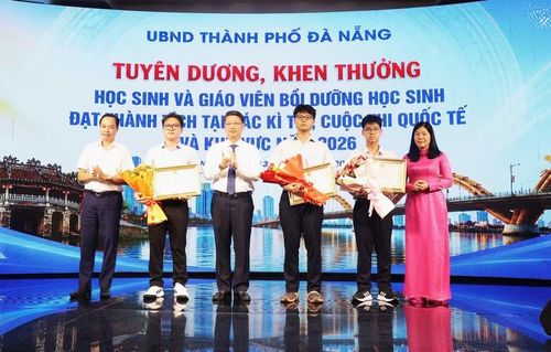 Khen thưởng 3 học sinh Trường THPT chuyên Lê Quý Đôn đạt thành tích xuất sắc tại các kỳ thi quốc tế năm 2026.