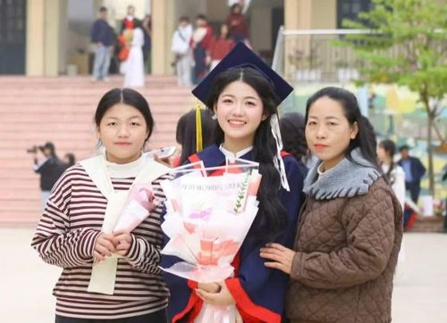 Và Thị Mai Thu cùng mẹ và em gái. Ảnh NVCC.