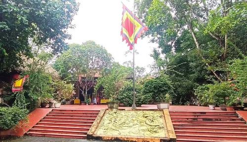 Đền Rừng Già tại xã Suối Hai.
