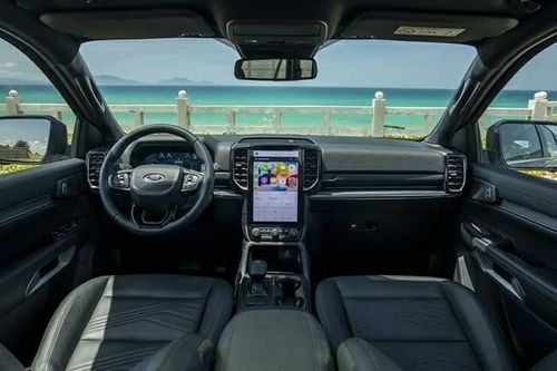 Khoang nội thất Ford Everest được thiết kế theo hướng hiện đại, rộng rãi.