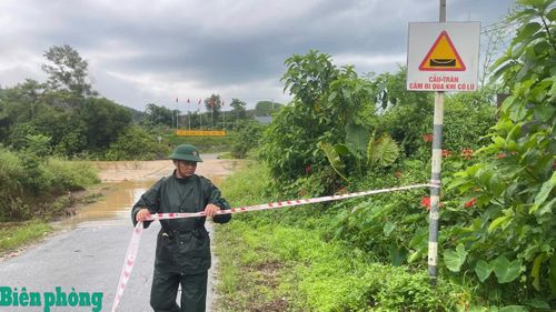Lập rào chắn không cho người và phương tiện qua lại khu vực nguy hiểm. Ảnh: Lê Thạch