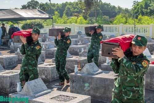 Việc tìm kiếm hài cốt liệt sĩ diễn ra dưới nhiệt độ ngoài trời lên đến 40 độ C. Ảnh: Lê Văn Chương