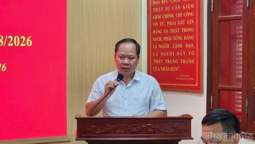 Ông Đinh Văn Khâm, Phó Giám đốc Sở Giáo dục và Đào tạo Ninh Bình phát biểu tại hội nghị.