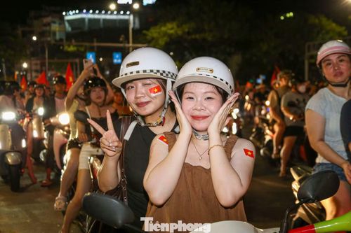 Đông đảo bạn trẻ xuyên đêm xuống đường “đi bão”.