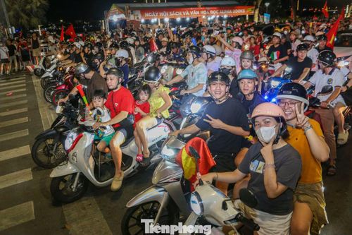 Tại các tuyến đường trung tâm thành phố, dòng người và xe máy nối dài. Nhiều người khoác trên mình chiếc áo cờ đỏ sao vàng, trên tay cầm quốc kỳ, liên tục hô vang “Việt Nam vô địch”.