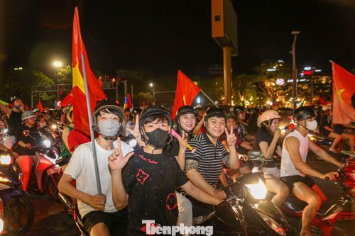 Chiến thắng của đội tuyển Việt Nam không chỉ mang về chức vô địch AFF Cup 2026 mà còn tạo nên những khoảnh khắc đáng nhớ đối với người hâm mộ. Tại Đà Nẵng, đêm mừng chiến thắng trở thành một ngày hội bóng đá, với sắc đỏ phủ kín nhiều tuyến phố.