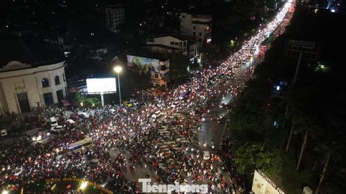  Tại thành phố Vinh cũ, không khí ăn mừng diễn ra sôi động chưa từng có. Các tuyến đường lớn như Lê Duẩn, Trần Phú, Lê Hồng Phong… nhanh chóng ken đặc người và phương tiện. 