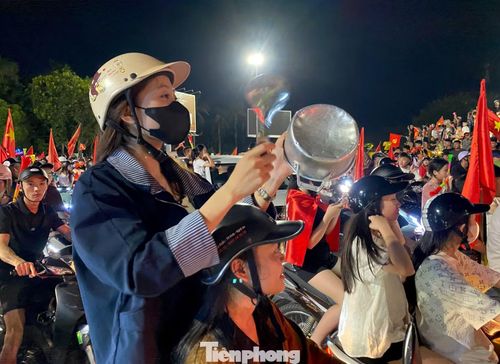 Nhiều bạn trẻ mang theo nồi, vung hoà vào dòng người trên phố để hò reo, ăn mừng chiến thắng.