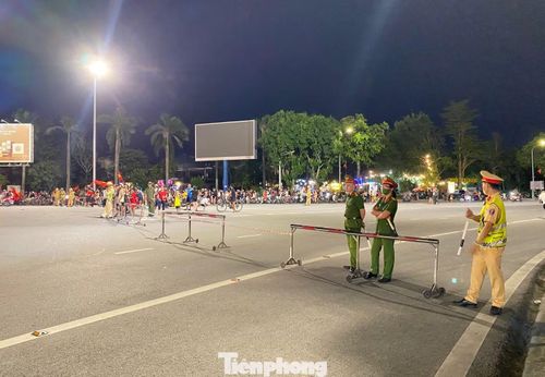 Để bảo đảm an ninh trật tự và an toàn giao thông, trước khi trận đấu diễn ra, Công an tỉnh Nghệ An đã huy động đông đảo cán bộ, chiến sĩ làm nhiệm vụ tại các tuyến đường, vòng xuyến, nút giao trọng điểm. Lực lượng chức năng tổ chức phân luồng, điều tiết giao thông, hạn chế phương tiện đi vào một số tuyến phố trung tâm như Trường Thi, Hồ Tùng Mậu nhằm giảm nguy cơ ùn tắc.