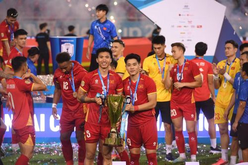 Tiền đạo quê Nghệ An ăn mừng danh hiệu vô địch cùng ông Trần Quốc Tuấn - Chủ tịch Liên đoàn Bóng đá Việt Nam (ảnh trái) và đồng đội tại CLB Công an Hà Nội - Đoàn Văn Hậu.