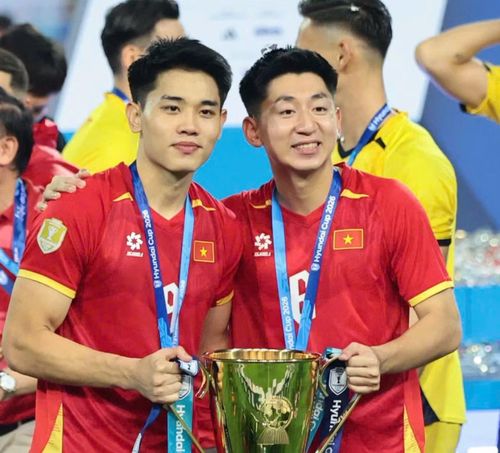 Đình Bắc nâng cao chiếc cúp cùng trung vệ Nhật Binh. Bộ đôi cầu thủ trẻ của Việt Nam đã chinh phục vinh quang ở SEA Games 33, thi đấu tốt ở VCK U23 châu Á 2026 cho đến thành công ở ASEAN Cup 2026.