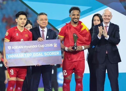 Khoảnh khắc đặc biệt gây bão mạng của Đình Bắc, Xuân Son và cả đội tuyển tại ASEAN Cup 2026. Hai ngôi sao của Việt Nam cùng nhận bảng ghi danh Vua phá lưới. Chủ tịch FIFA, Gianni Infantino trao danh hiệu cá nhân và chúc mừng 2 ngôi sao của bóng đá Việt Nam.