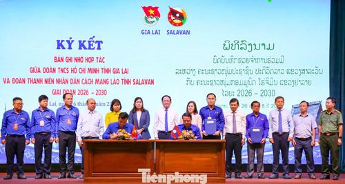 Tỉnh Đoàn Gia Lai và Tỉnh Đoàn các tỉnh Attapeu, Salavan, Sekong ký bản ghi nhớ hợp tác. Ảnh: Trương Định