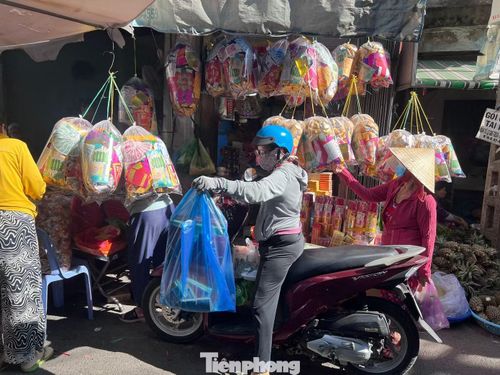 Vàng mã không còn được khách mua nhiều như trước.