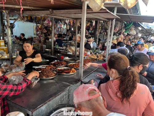 Món chay chế biến sẵn tấp nập khách chờ mua.