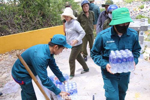 Chính quyền địa phương và người dân tiếp tế nước uống cho các lực lượng tham gia chữa cháy. Ảnh: Trương Định