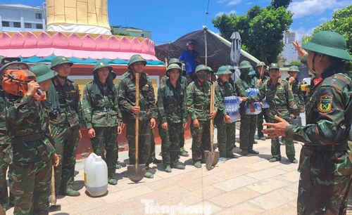 Lực lượng quân đội được huy động hỗ trợ chữa cháy. Ảnh: Trương Định