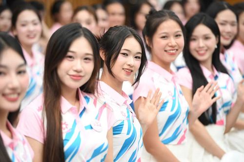 Nhiều cô gái cho biết họ ít có cơ hội gặp các cầu thủ nổi tiếng nên khá hào hứng. Họ sẵn sàng ra sân cổ vũ cho các cầu thủ mình yêu thích trong trận đấu diễn ra ngày 30/8.