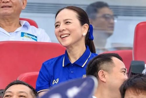 Madam Pang cười khi cầu thủ Thái Lan đá hỏng phạt đền. Ảnh: FBNV.