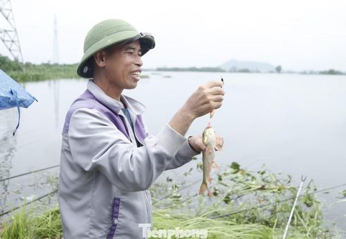 Niềm vui của "cần thủ" khi câu được cá.