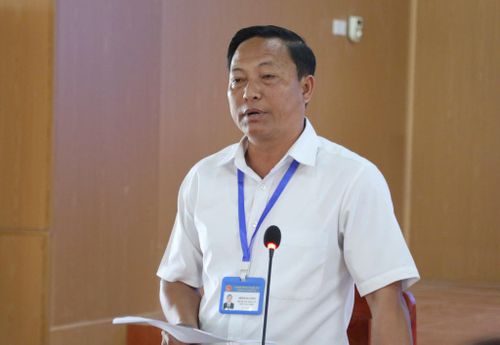 Ông Dềnh Bá Lồng, Chủ tịch UBND xã Huồi Tụ, trao đổi về những giải pháp đưa chính sách, quyền lợi thiết thực đến gần hơn với người dân vùng cao.