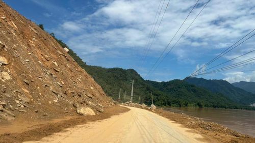 Cần chờ nắng ráo, đồi khô mới có thể cắt cơ, xử lý đá nằm chênh vênh