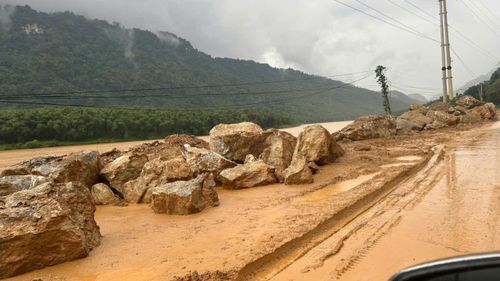 Nhiều phiến đá lớn được gạt sang lề đường để lưu thông.