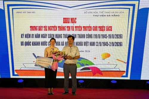 Trao tặng tủ sách cho UBND xã Tam Hải.