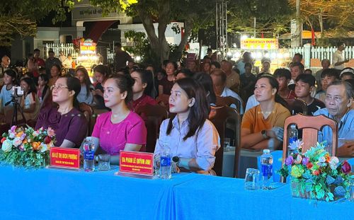 Các đại biểu và đông đảo người dân tham dự chương trình.