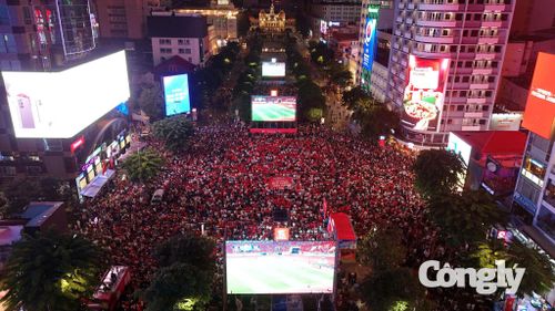 Phố đi bộ TP.HCM chật kín người.