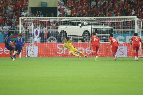 Phút 49, trọng tài thổi phạt đền cho Thái Lan sau khi xác định Xuân Mạnh phạm lỗi với Kakana Khamyok từ phía sau. Trên chấm 11m, chính Kakana Khamyok là người thực hiện. Anh đưa bóng đi vọt xà ngang. Nếu nâng tỷ số lên 2-0 ở tình huống này, mọi chuyện có thể xảy ra.