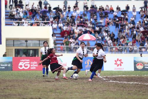  Giải đấu thu hút sự chú ý của đông đảo người dân và du khách bởi những cuộc tranh tài sôi nổi cùng nét sinh hoạt văn hóa mang bản sắc riêng của đồng bào vùng cao.