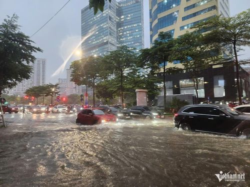 Đường Phạm Văn Bạch (phường Cầu Giấy) cũng có đoạn bị ngập sâu.