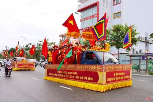 Dòng họ Nguyễn Văn (phường Thành Sen) tổ chức lễ rước bằng xếp hạng di tích lịch sử - văn hóa cấp tỉnh nhà thờ dòng họ nhân dịp rằm tháng Bảy.