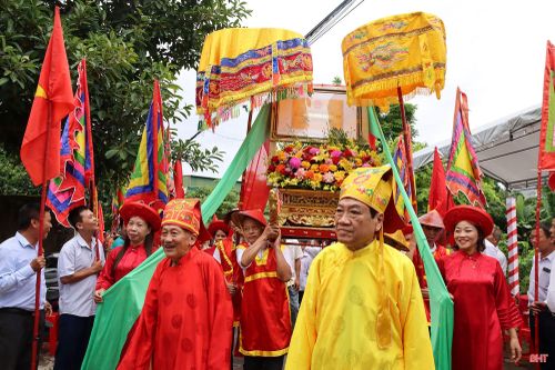 Niềm phấn khởi của con cháu dòng họ Nguyễn Văn khi nhà thờ dòng họ được công nhận di tích lịch sử - văn hóa cấp tỉnh.