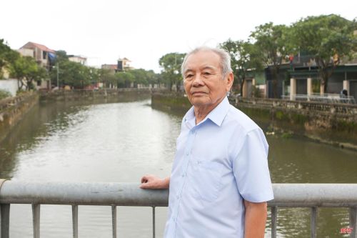 Nhà nghiên cứu văn hóa Lê Văn Tùng (phường Thành Sen, Hà Tĩnh).