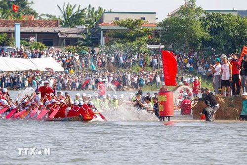 Không khí sôi động tại Lễ hội đua thuyền truyền thống trên sông Kiến Giang (Quảng Trị). (Ảnh: TTXVN phát)