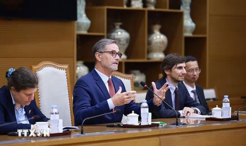 Đại sứ Cộng hòa Pháp Olivier Brochet đến chào kết thúc nhiệm kỳ công tác tại Việt Nam. (Ảnh: Dương Giang/TTXVN)