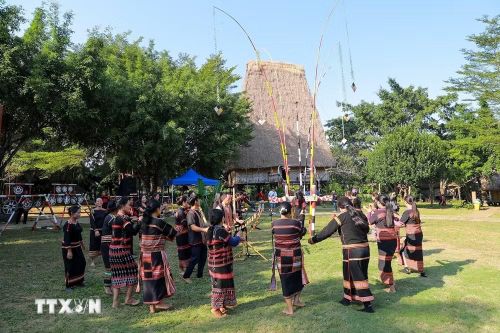 Tiết mục văn hóa, nghệ thuật của các dân tộc Tây Nguyên tại Làng Văn hóa-Du lịch các dân tộc Việt Nam. (Ảnh: Khánh Hòa/TTXVN)