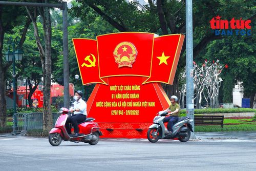 Cụm pano chào mừng kỷ niệm 81 năm Quốc khánh 2/9 tại ngã tư Hai Bà Trưng - Phan Chu Trinh.