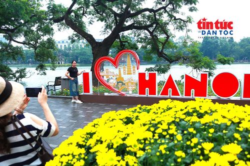 Người dân vui tươi chụp ảnh với cụm hình "Tôi yêu Hà Nội" tại hồ Hoàn Kiếm.