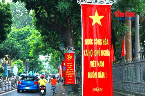 Hệ thống băng rôn được trang trí đồng bộ, trải dài trên nhiều tuyến phố, góp phần tạo nên không khí rộn ràng trước thềm Quốc khánh 2/9.
