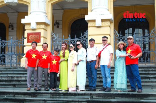 Nhiều gia đình, nhóm bạn lựa chọn trang phục sắc đỏ, áo có hình ngôi sao vàng để ghi lại những bức ảnh ý nghĩa dịp Quốc khánh 2/9.