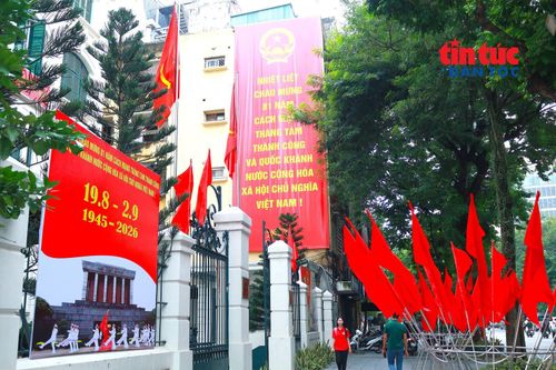 Các cụm pano, Quốc kỳ, Đảng kỳ, hồng kỳ được trang trí góp phần tạo không khí trang trọng trong dịp kỷ niệm 81 năm Quốc khánh 2/9.